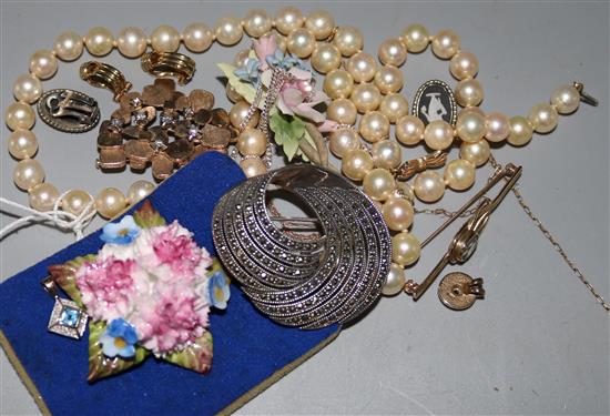 Two 9ct gold pendants, a pair of 9ct gold earrings, a 9ct gold brooch, a cultured pearl necklace with 9ct gold clasp & 5 other items
